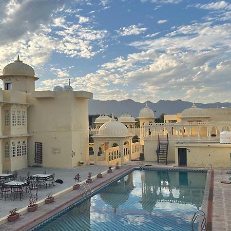 אודייפור The Burj Resort Luxurious Stay מראה חיצוני תמונה