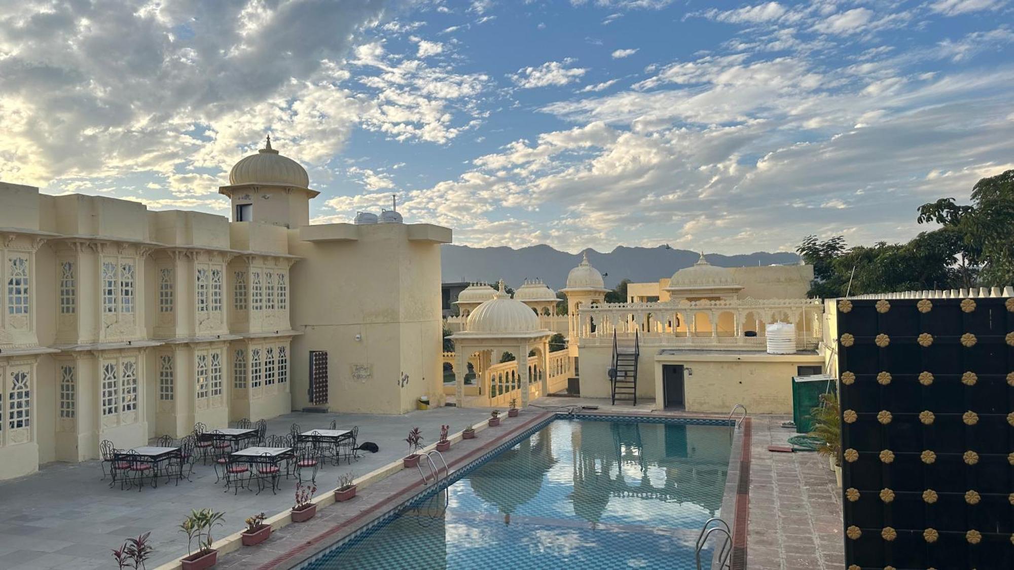 אודייפור The Burj Resort Luxurious Stay מראה חיצוני תמונה
